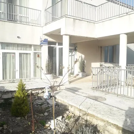 Apartmanhotel с изглед към морето и външен басейн Balcsik