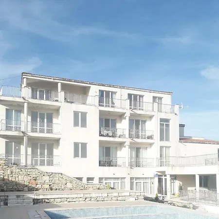 Apartahotel с изглед към морето и външен басейн *