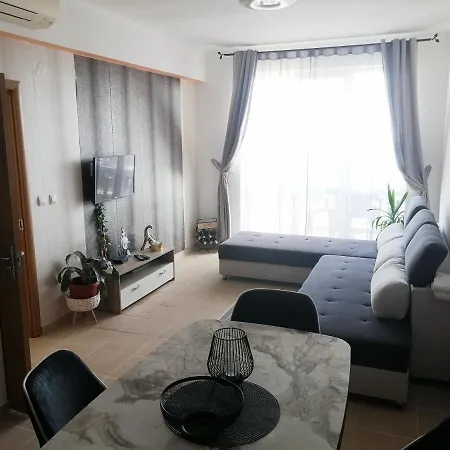 Apartahotel с изглед към морето и външен басейн