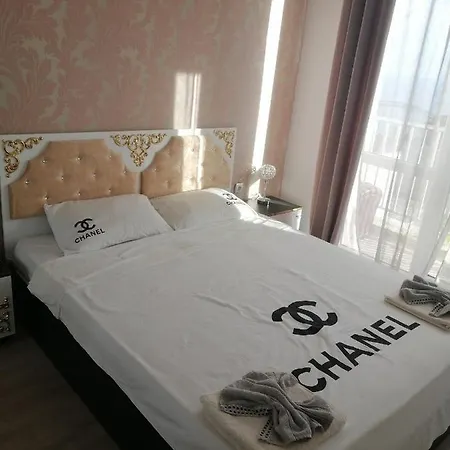 с изглед към морето и външен басейн Apartahotel