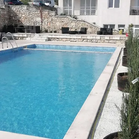 Apartahotel с изглед към морето и външен басейн *