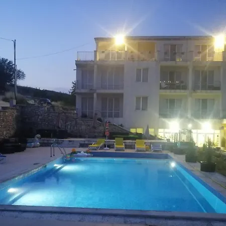 с изглед към морето и външен басейн Apartahotel