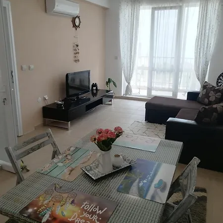 с изглед към морето и външен басейн Apartahotel Balchik