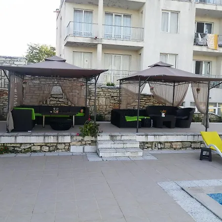Aparthotel с изглед към морето и външен басейн Balchik